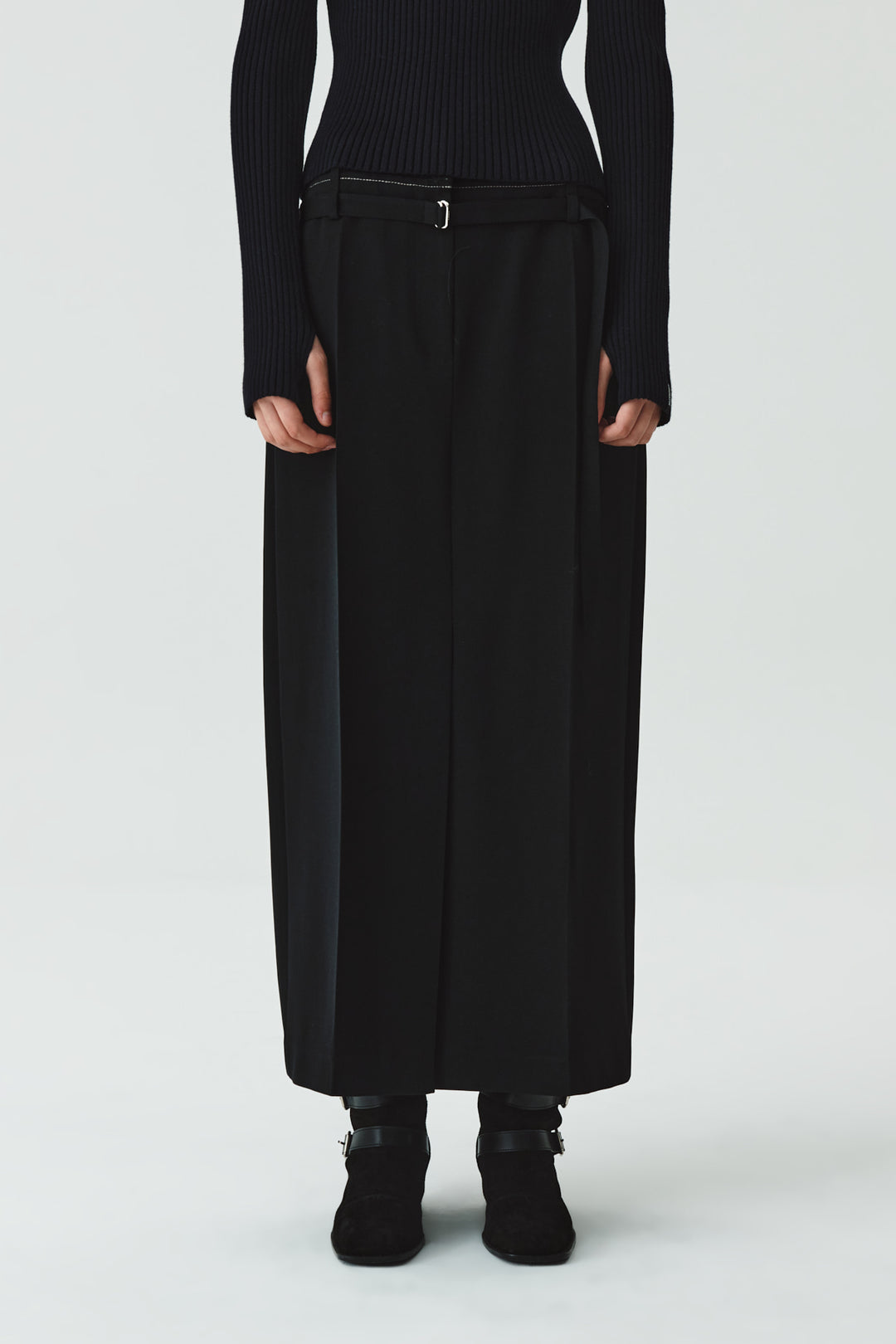 KIMMATIN Slit Point H Line Long Skirt — Black