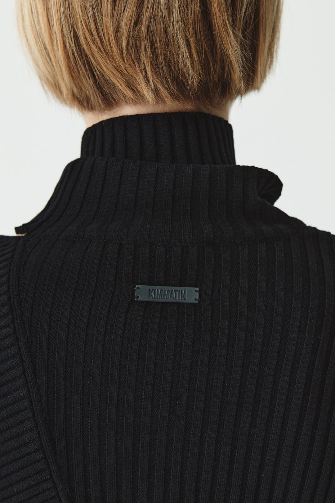 KIMMATIN Neck Slit Turtleneck Pullover — Black