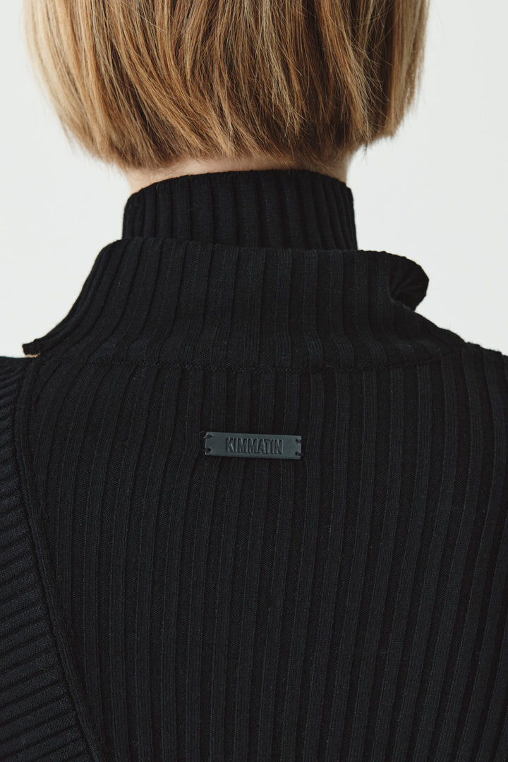 KIMMATIN Neck Slit Turtleneck Pullover — Black