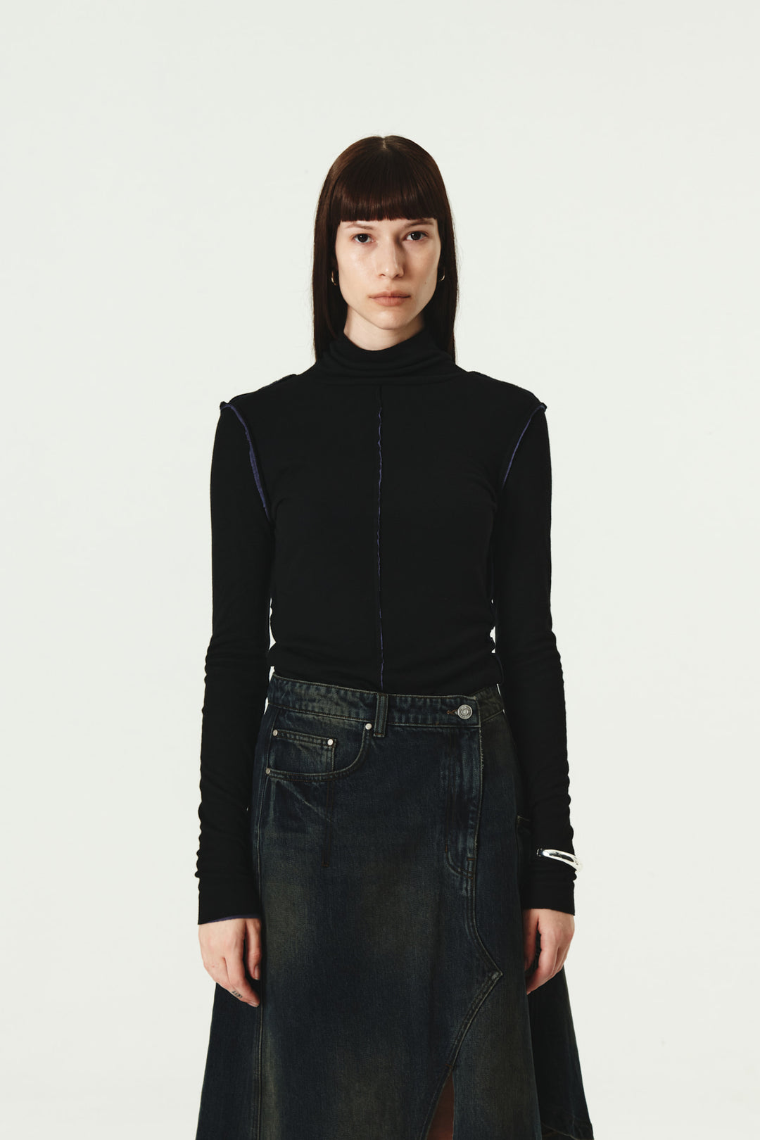 KIMMATIN Cut Line Point Turtle Neck Slim Top — Black