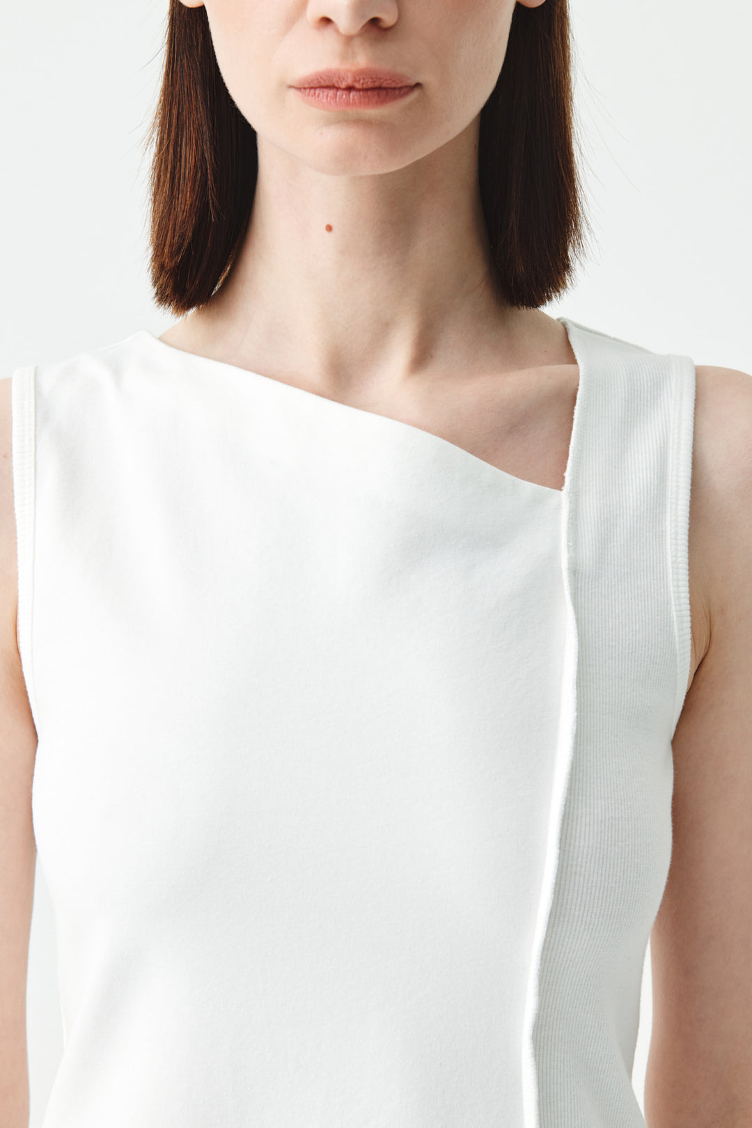 KIMMATIN Back Twist Unbalance Jersey Sleeveless — White