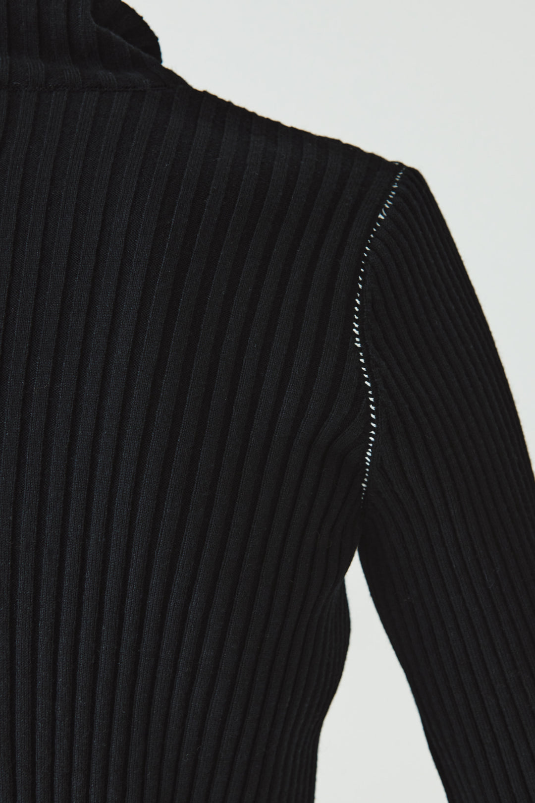 KIMMATIN Neck Slit Turtleneck Pullover — Black