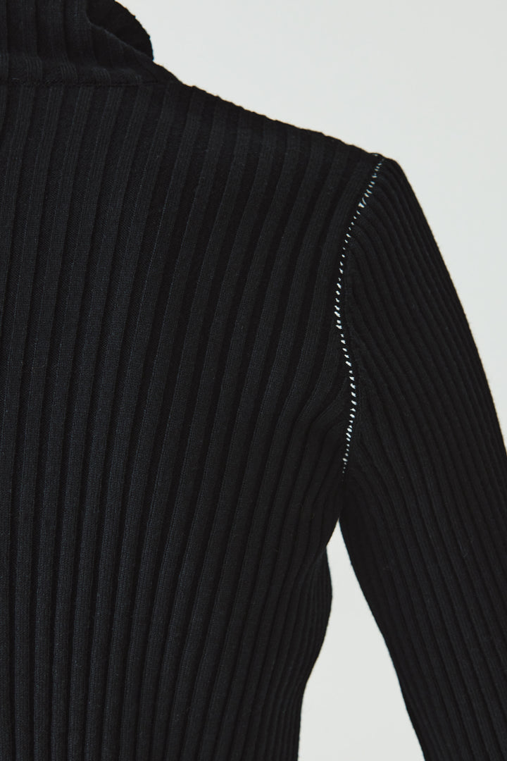 KIMMATIN Neck Slit Turtleneck Pullover — Black