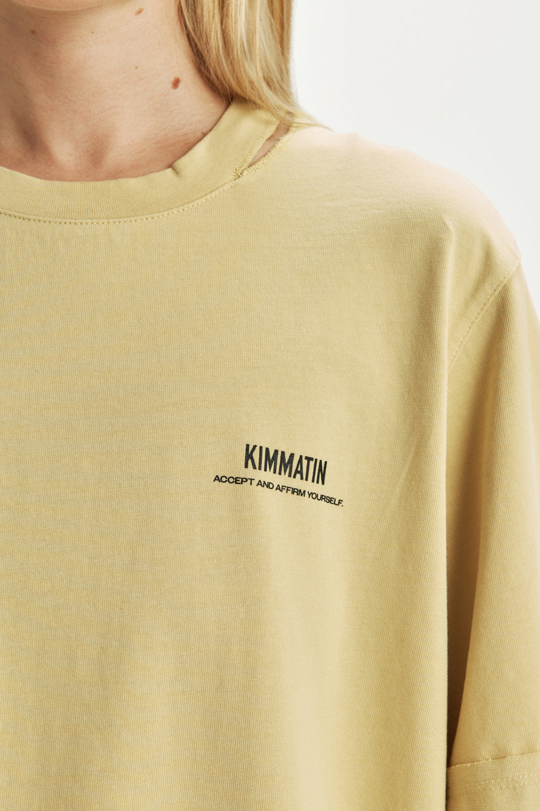 KIMMATIN Neck Slit Point Top — Olive