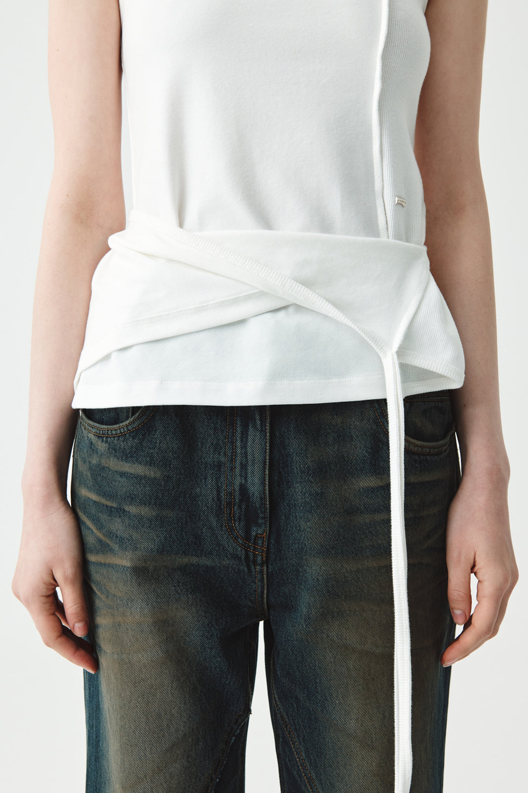 KIMMATIN Back Twist Unbalance Jersey Sleeveless — White