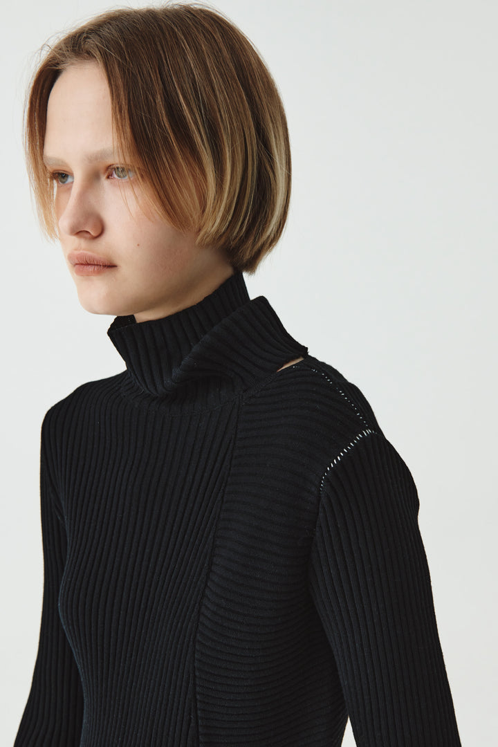 KIMMATIN Neck Slit Turtleneck Pullover — Black