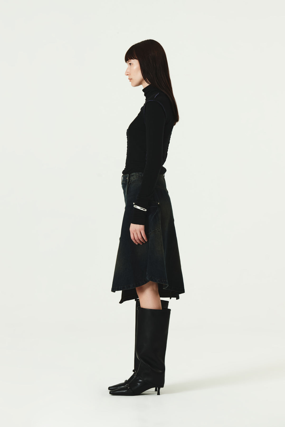 KIMMATIN Cut Line Point Turtle Neck Slim Top — Black