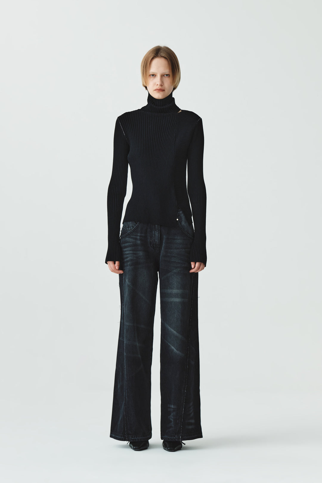 KIMMATIN Neck Slit Turtleneck Pullover — Black