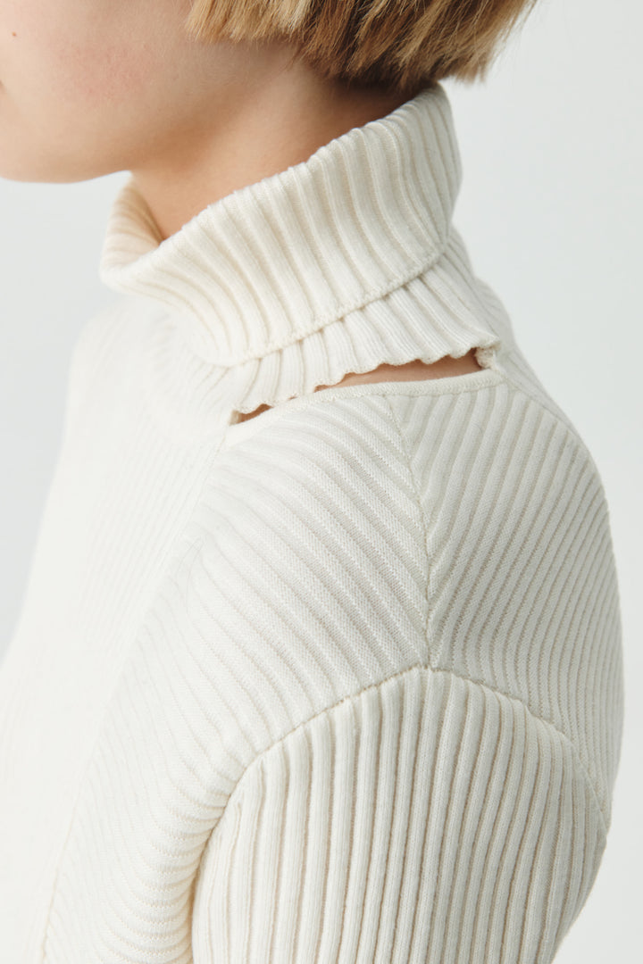 KIMMATIN Neck Slit Turtleneck Pullover — White