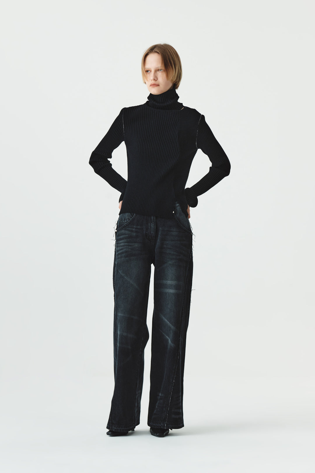 KIMMATIN Neck Slit Turtleneck Pullover — Black