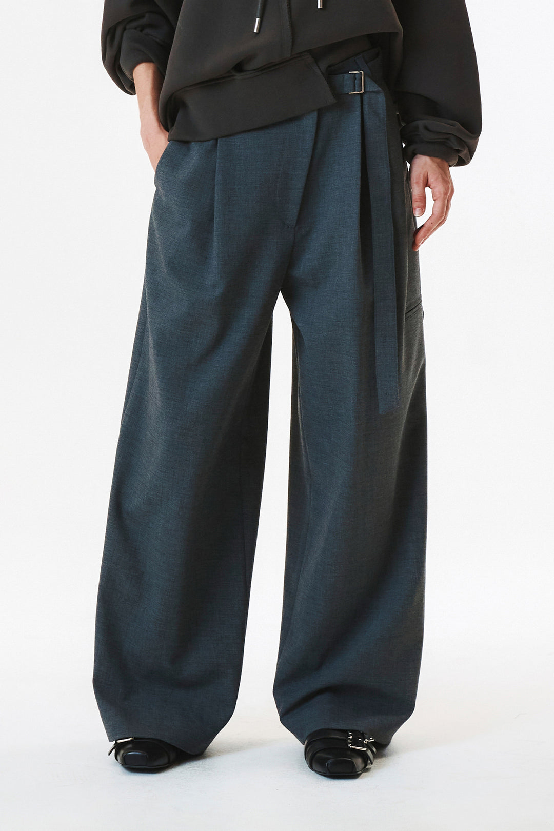 KIMMATIN Diagonal Zipper Belted Pants — Gray