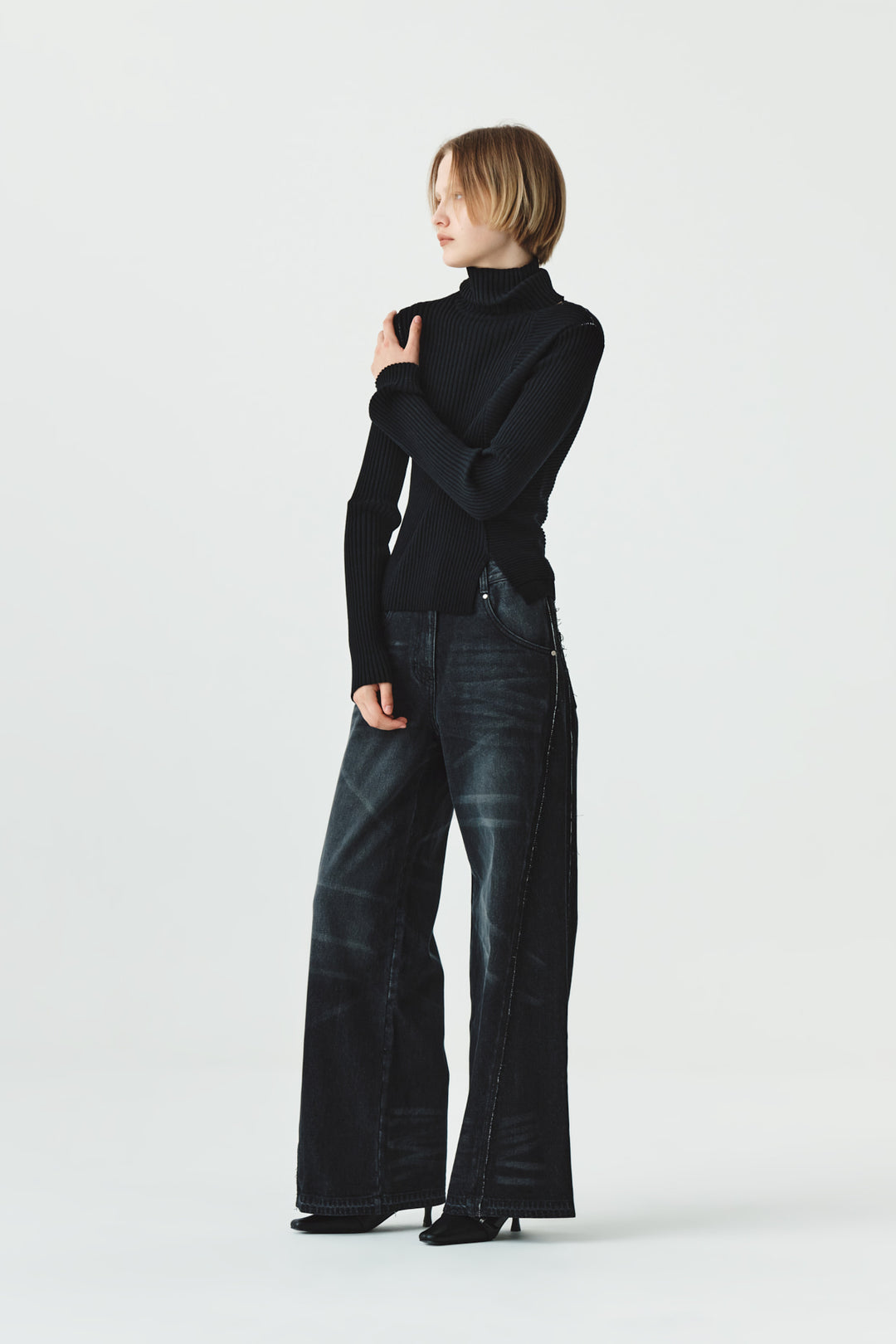 KIMMATIN Neck Slit Turtleneck Pullover — Black