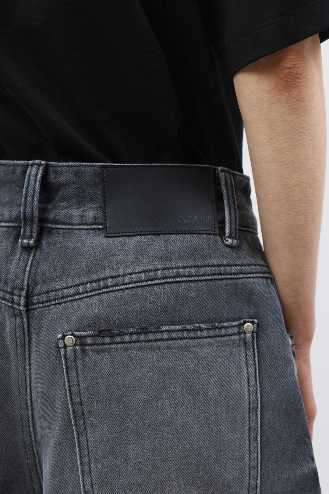 KIMMATIN Contrast Bermuda Denim in Dark — Gray