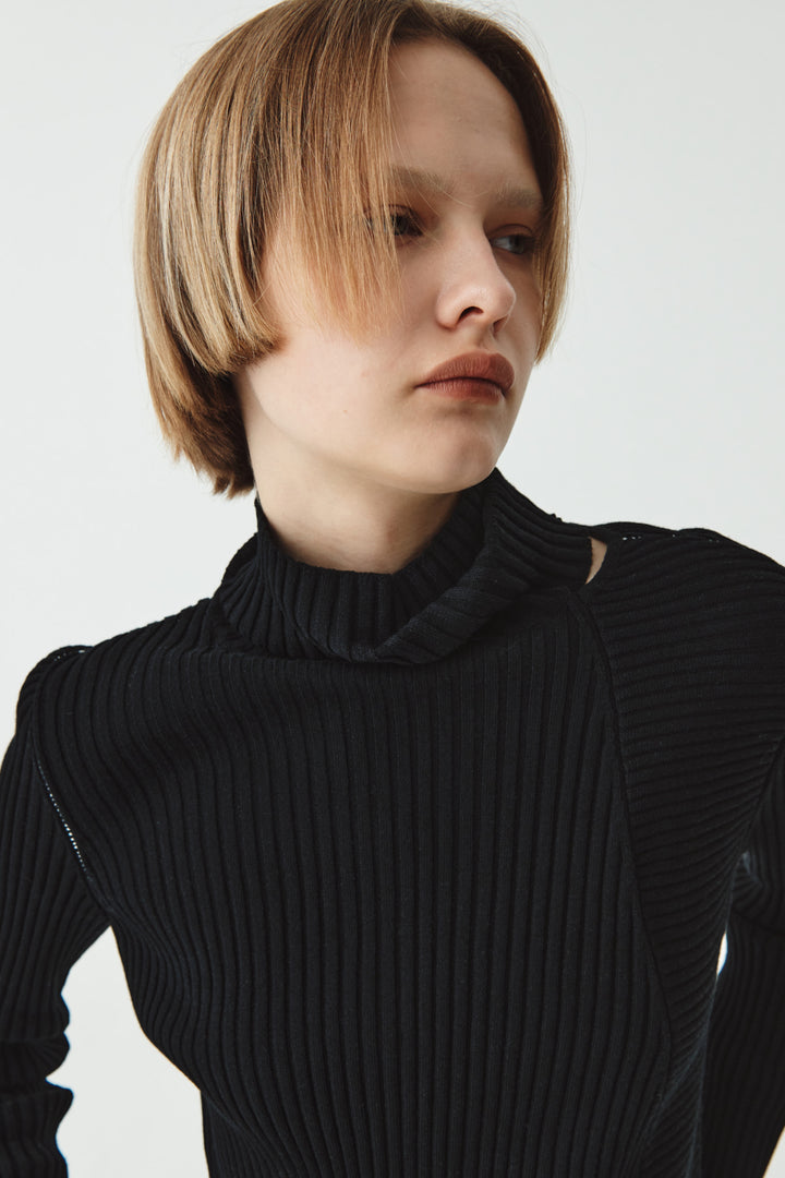 KIMMATIN Neck Slit Turtleneck Pullover — Black
