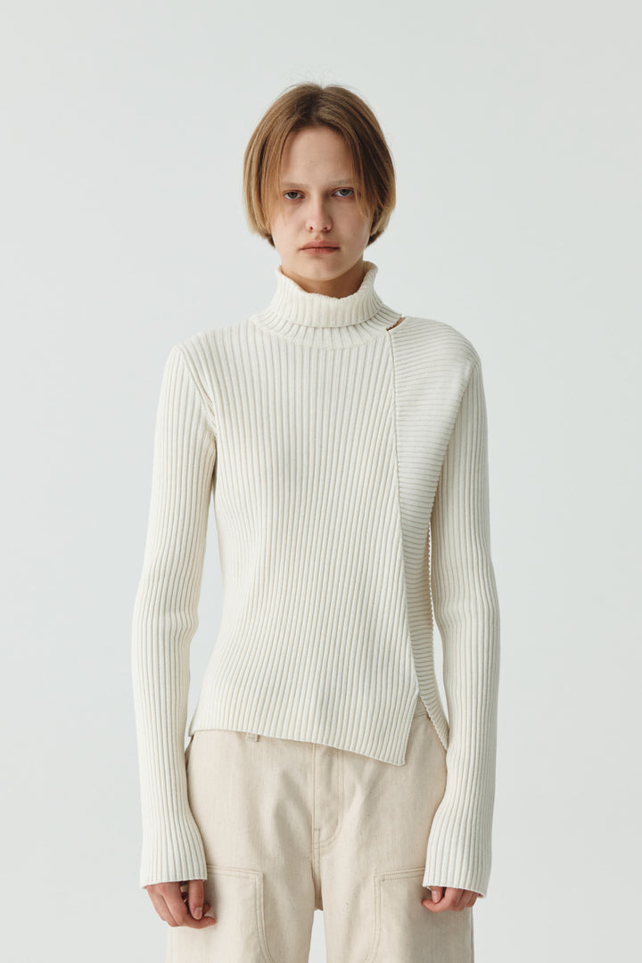 KIMMATIN Neck Slit Turtleneck Pullover — White