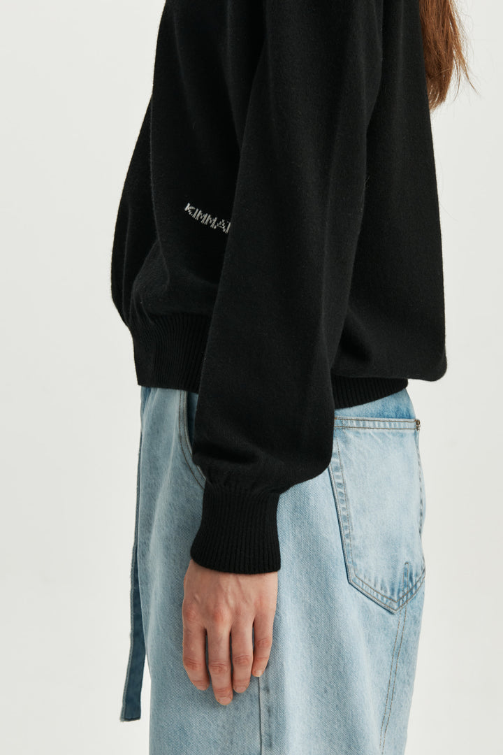 KIMMATIN Cashmere V-Neck Logo Pullover — Black