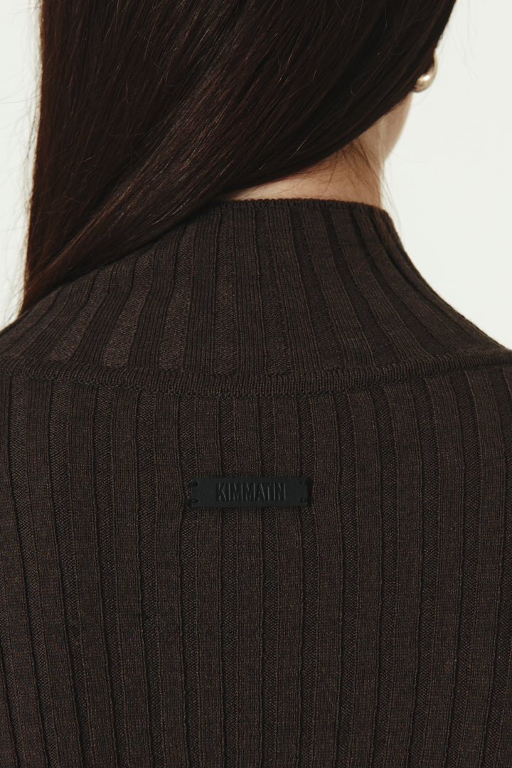 KIMMATIN Unbalance Turtle Neck Knit — Brown