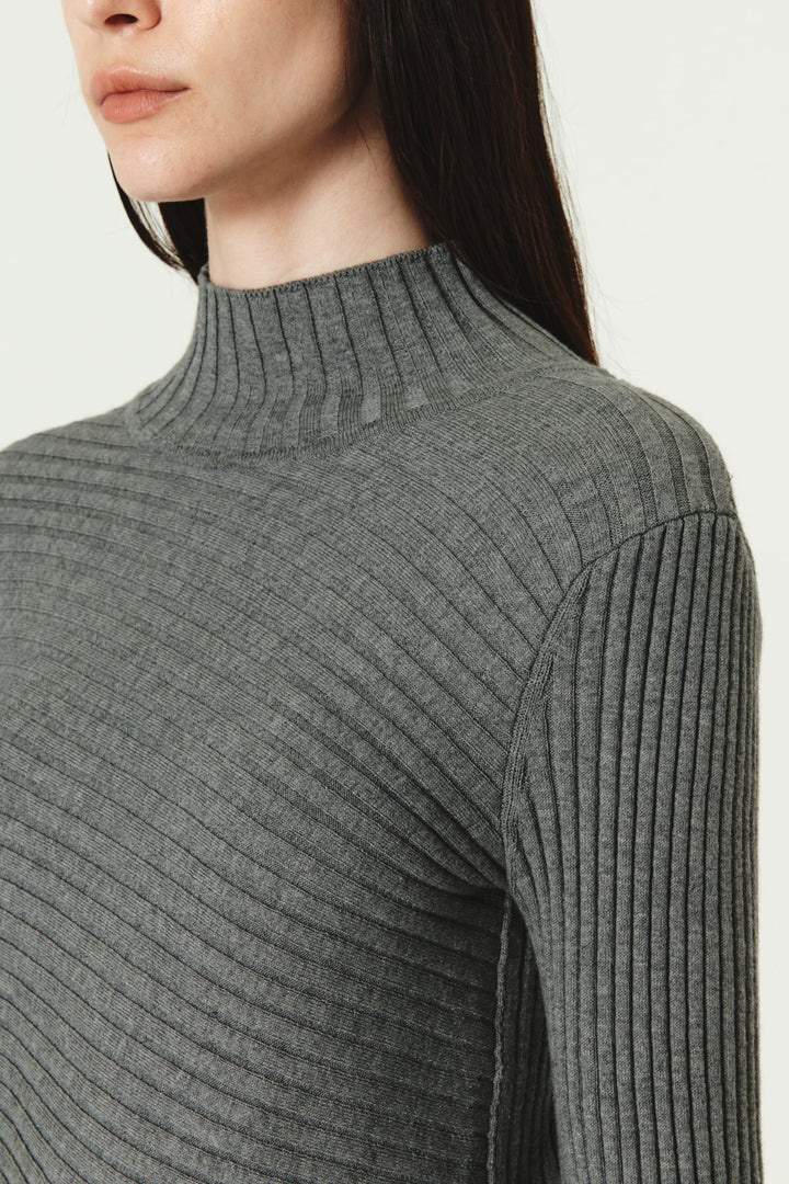 KIMMATIN Unbalance Turtle Neck Knit — Gray