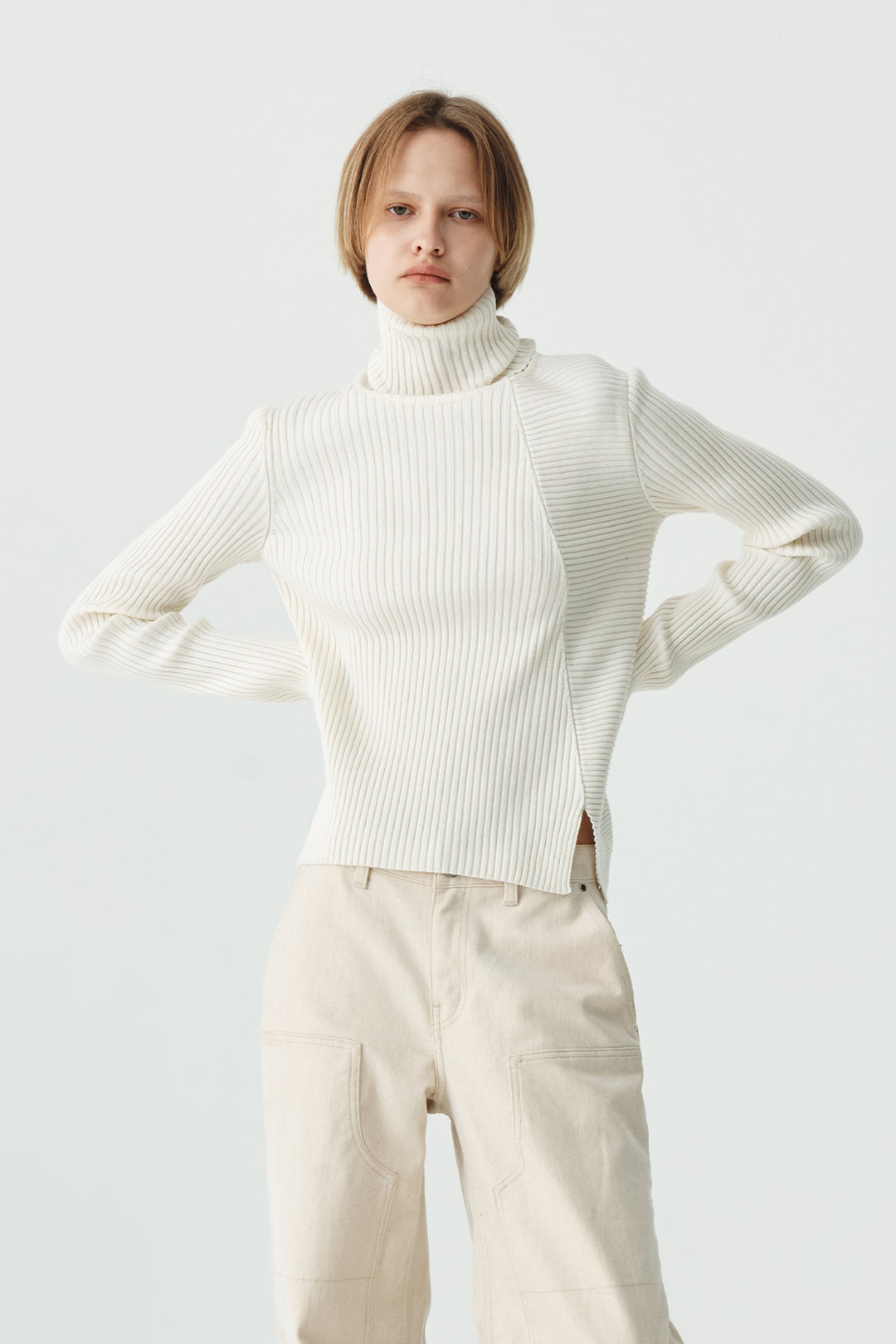 KIMMATIN Neck Slit Turtleneck Pullover — White