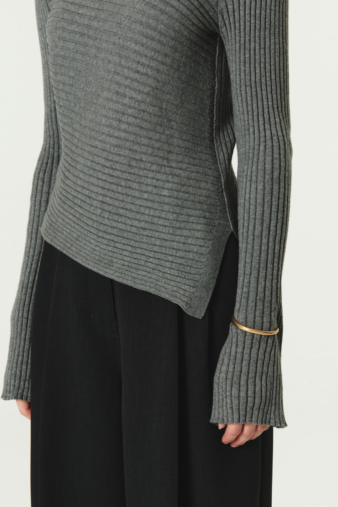 KIMMATIN Unbalance Turtle Neck Knit — Gray
