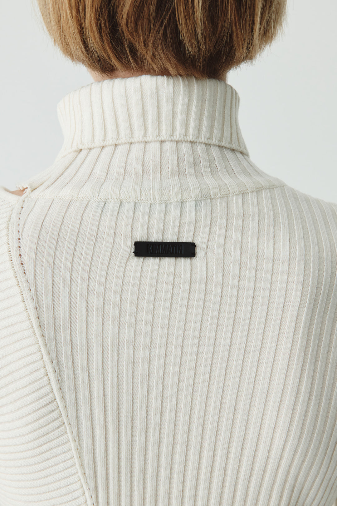 KIMMATIN Neck Slit Turtleneck Pullover — White