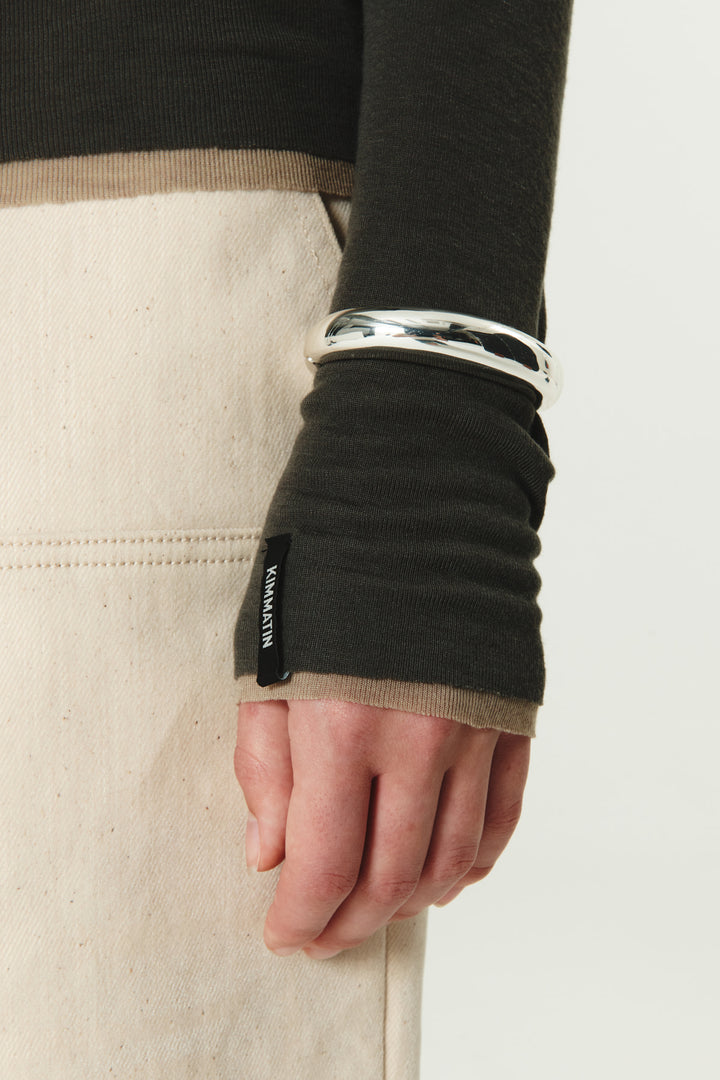 KIMMATIN Cut Line Point Turtle Neck Slim Top — Charcoal