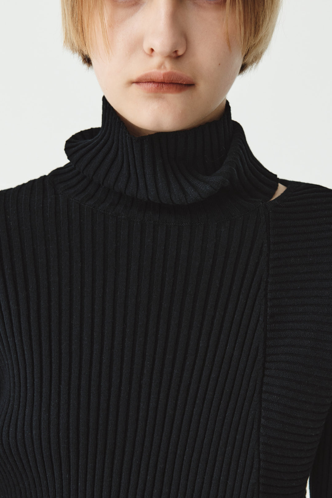 KIMMATIN Neck Slit Turtleneck Pullover — Black