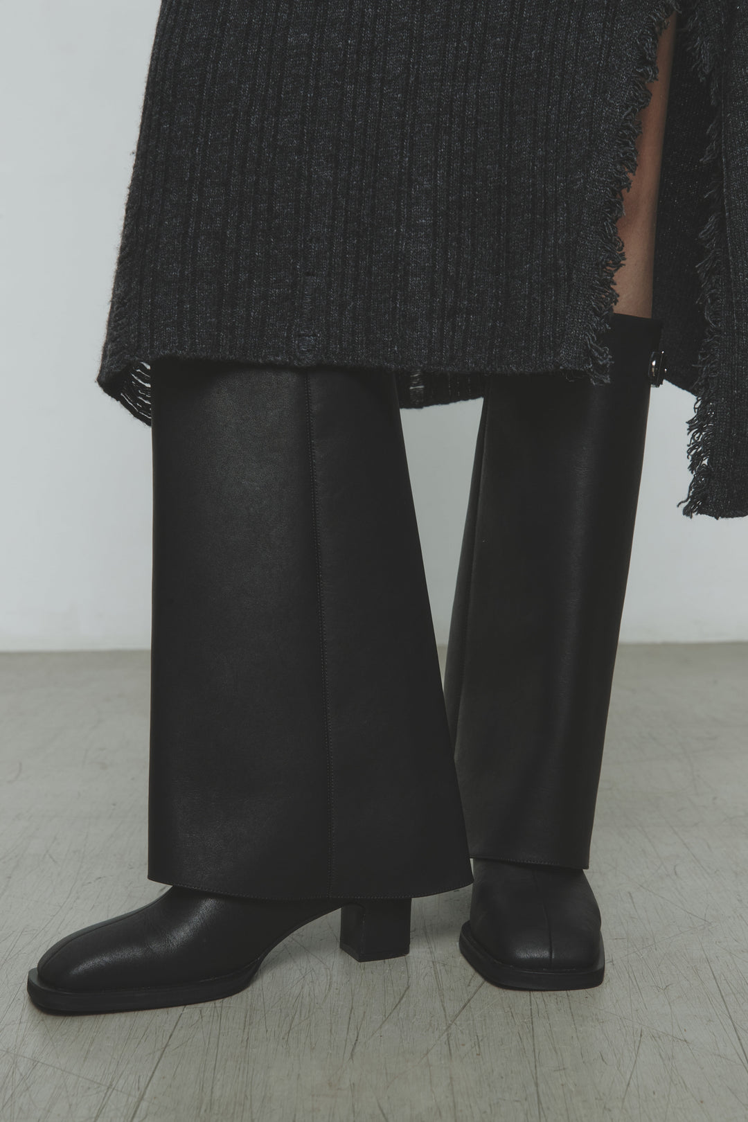 KIMMATIN Zipper Point Middle High Boots — Black