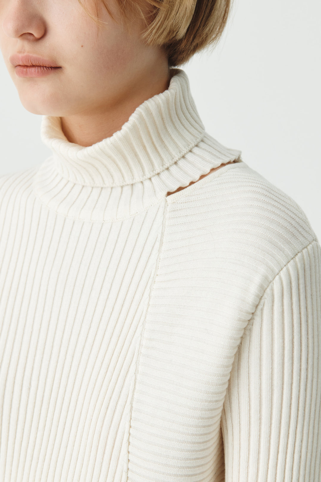 KIMMATIN Neck Slit Turtleneck Pullover — White