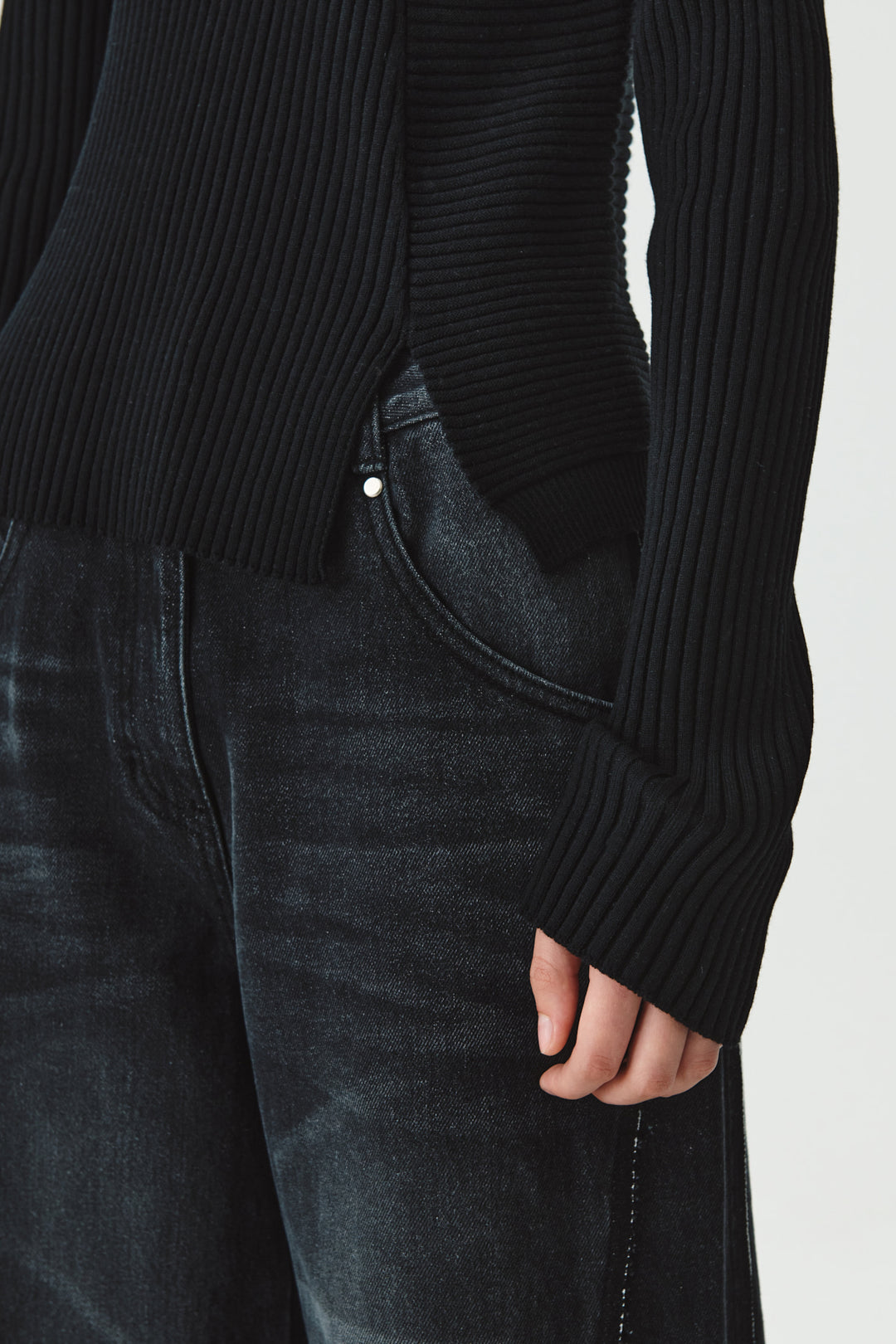 KIMMATIN Neck Slit Turtleneck Pullover — Black