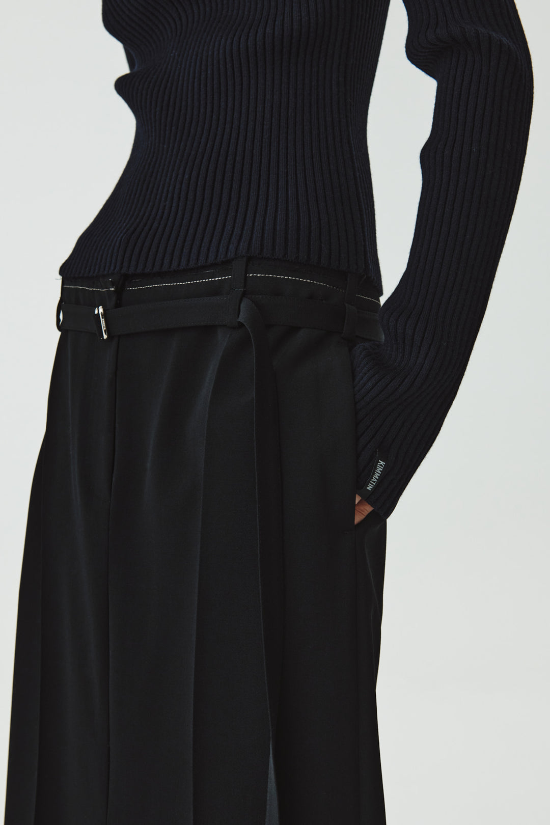 KIMMATIN Slit Point H Line Long Skirt — Black