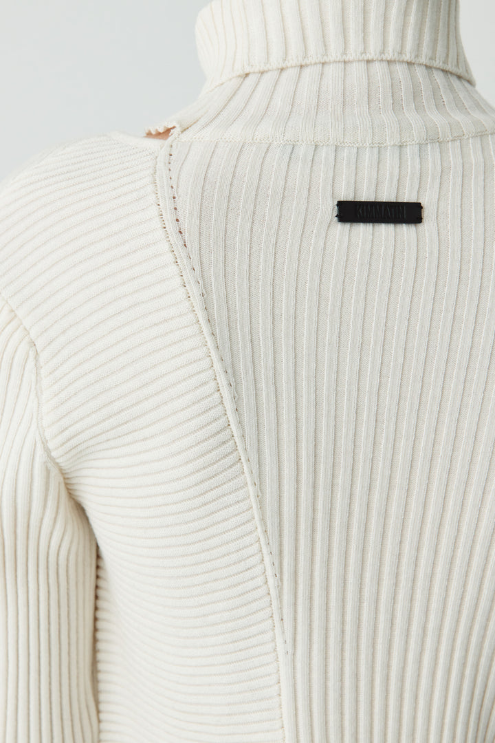 KIMMATIN Neck Slit Turtleneck Pullover — White